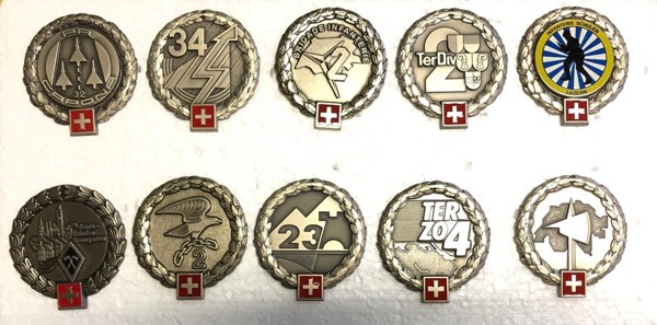 Bild von Kleine Sammlung von 10 verschiedenen Béretemblemen der Schweizer Armee